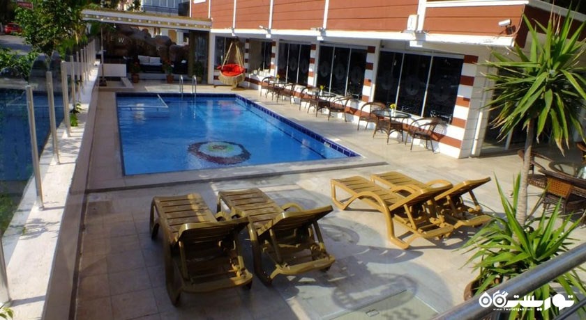 نمایی از استخر روباز هتل نیویورک